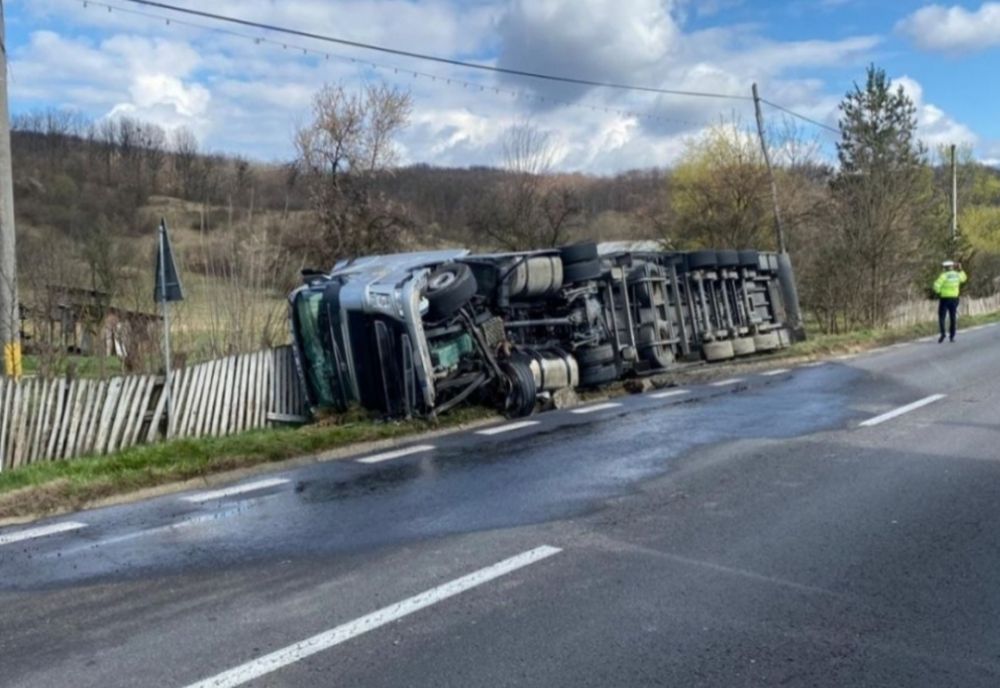 Un TIR s-a răsturnat în afara părţii carosabile