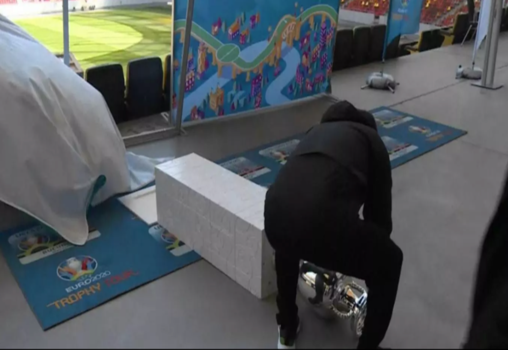 VIDEO Trofeul UEFA 2020 - FAULTAT la București! Cupa EURO, doborâtă de vânt pe Arena Națională