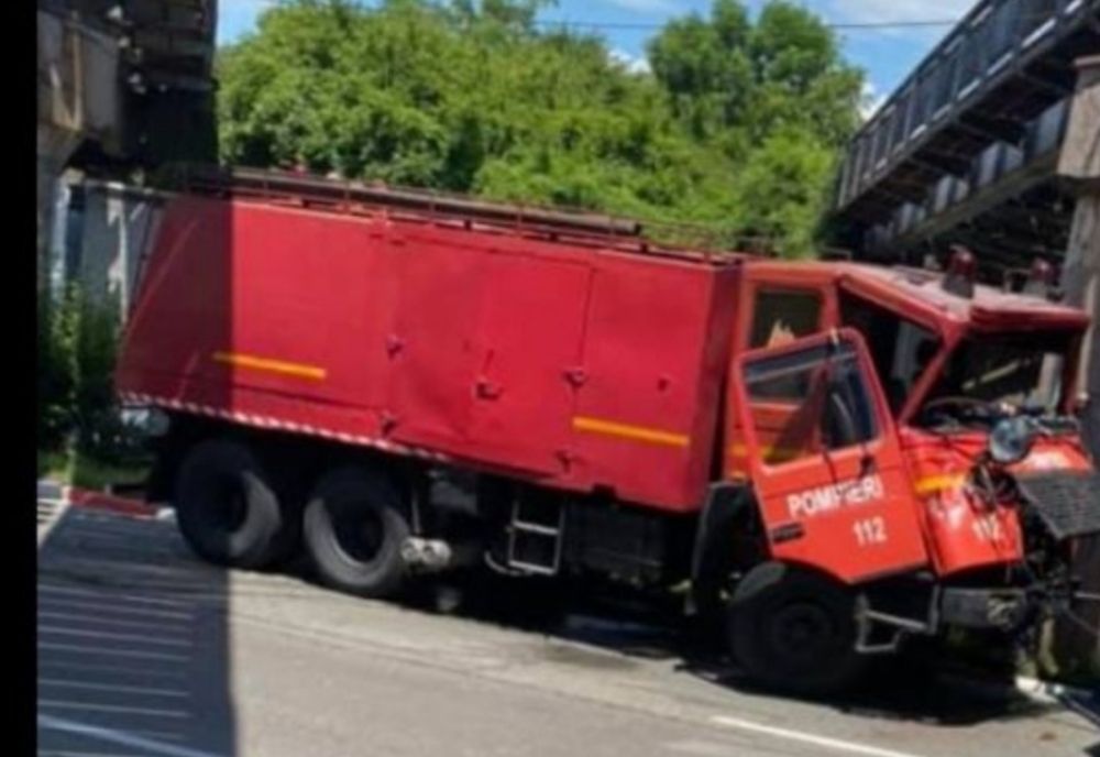 O autospecială a intrat într-un pilon de susţinere al podului de cale ferată