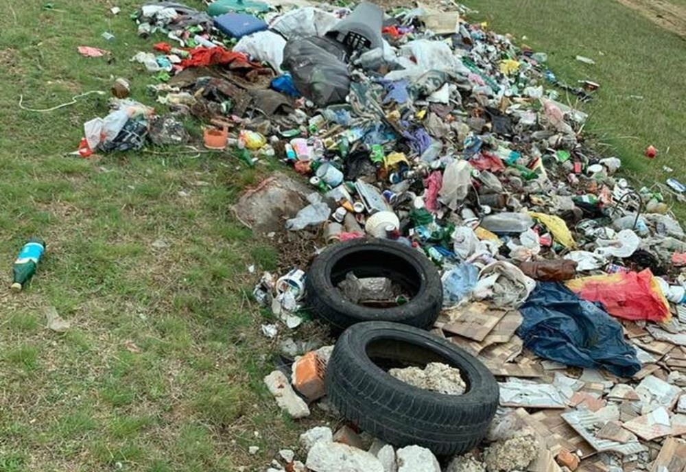 Amendați pentru că au aruncat gunoiul la întâmplare