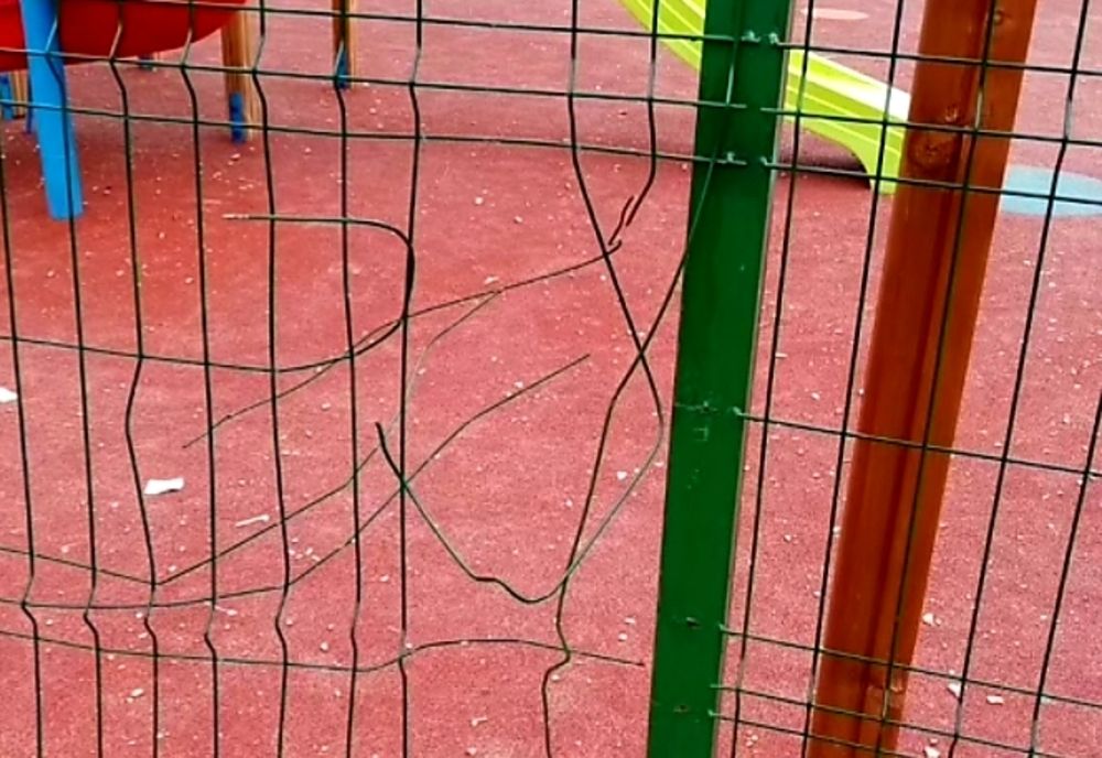 Loc de joacă vandalizat 