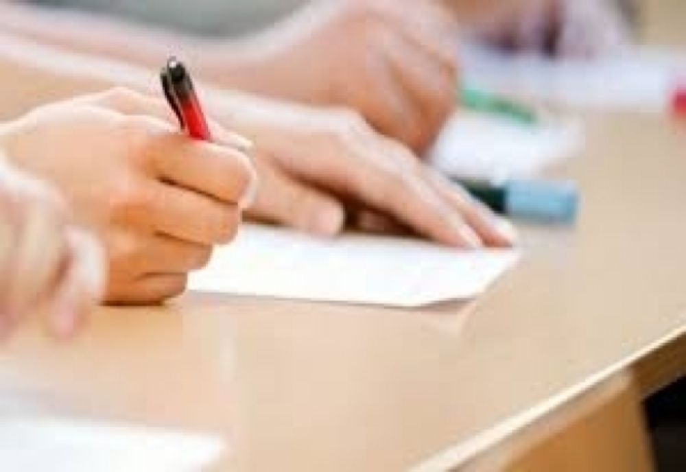Absolvenţii de clasa a VIII-a se pot înscrie la Evaluarea Naţională