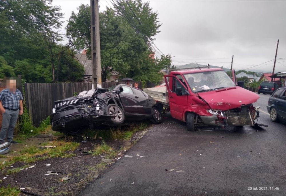 Două maşini lovite în Argeş