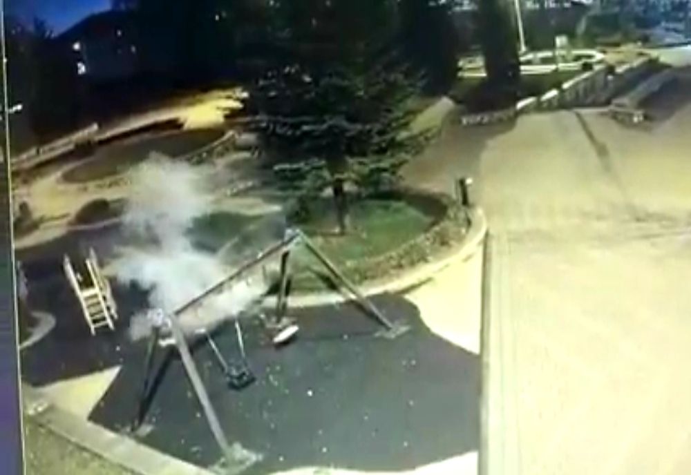 Surprinși de camerele video când aruncau petarde într- un coș de gunoi