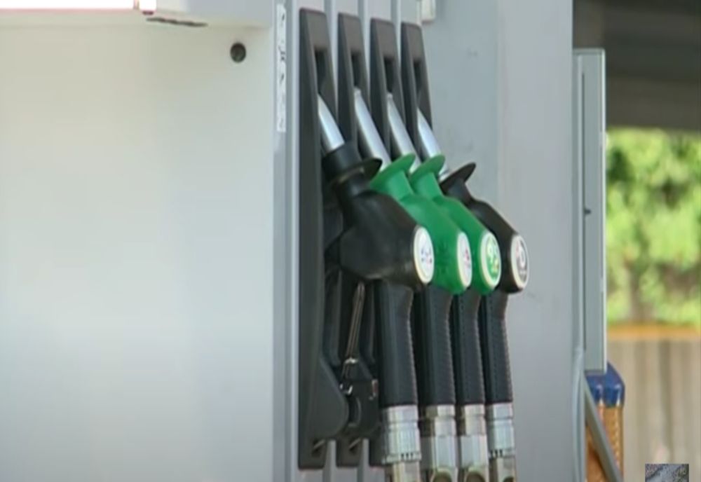 FOTO| Cozi numeroase și în Pitești. Traficul a fost blocat după ce șoferii au umplut benzinăriile 