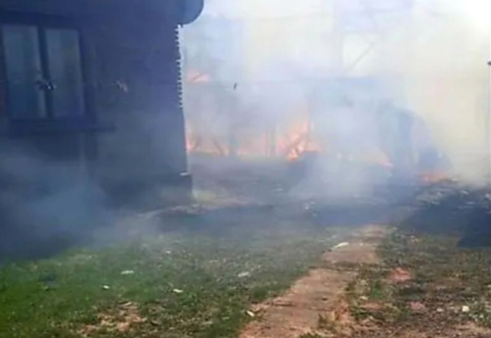 Casă în flăcări în urma izbucnirii unui incendiu de vegetație
