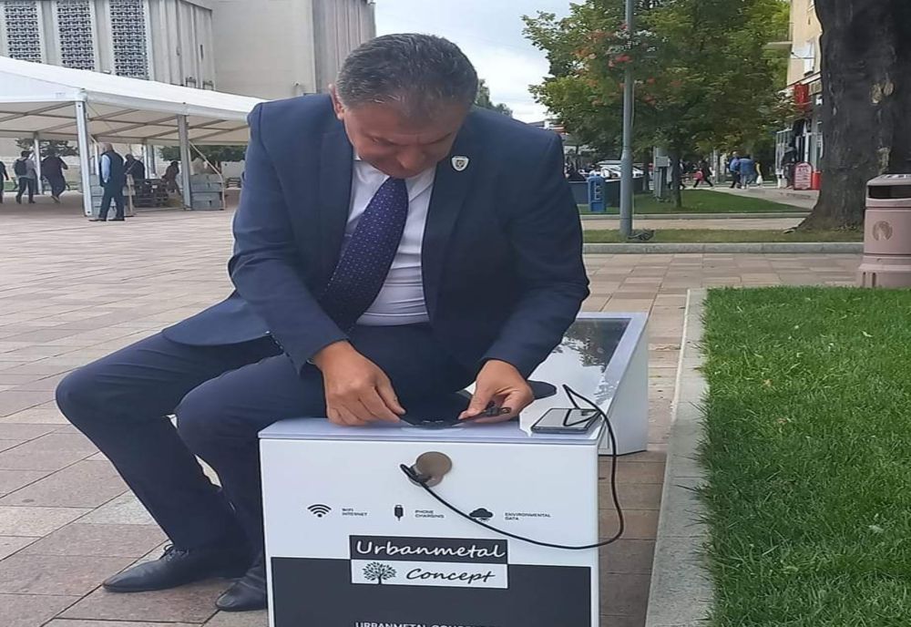 Bancă inteligentă amplasată în Pitești.  Primariul și-a încărcat telefonul și ceasul 