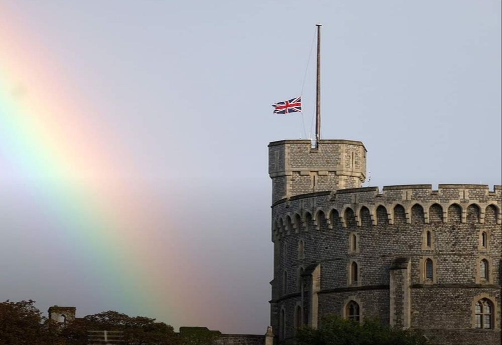 Curcubeu deasupra Palatului Buckingham