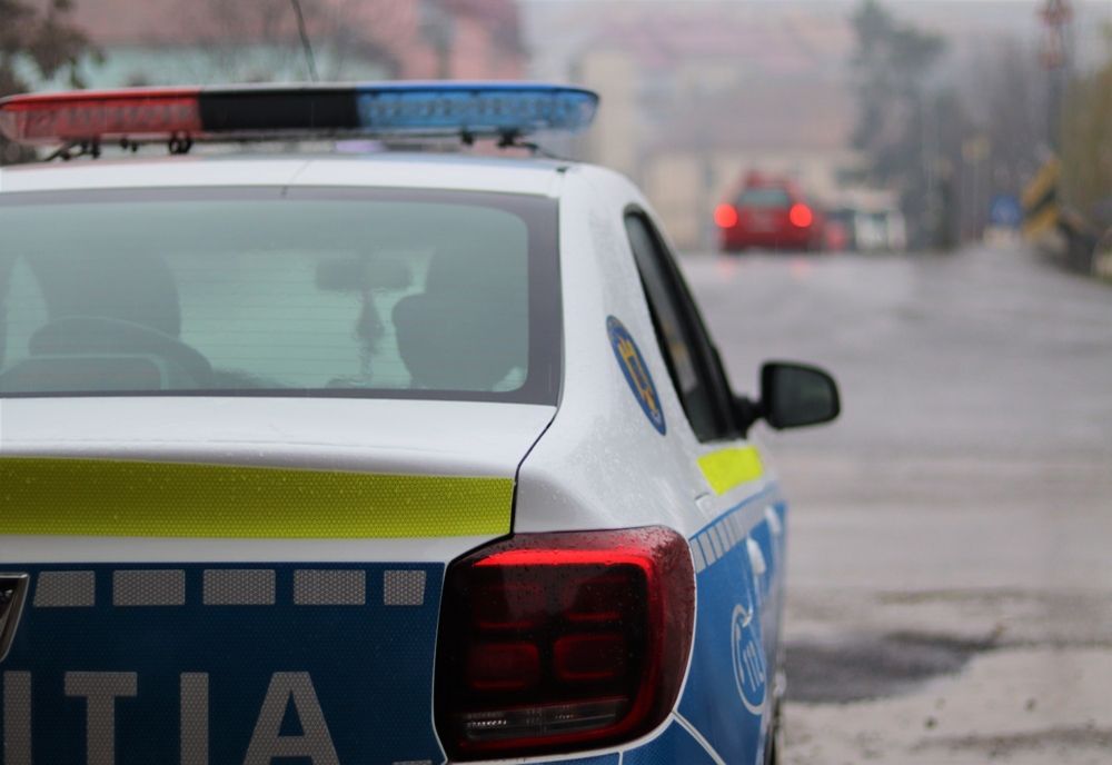 Un autotren cu remorcă încărcat cu cauciucuri s-a răsturnat