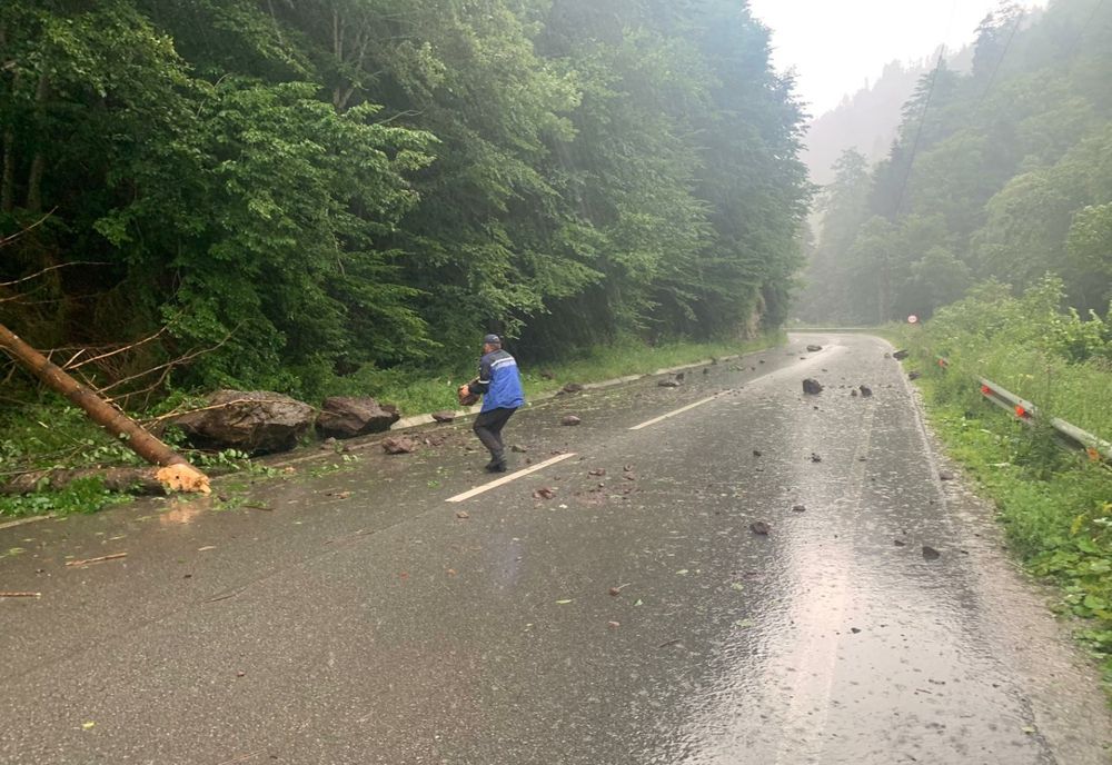 Stânci căzute de pe versant. Se circulă dirijat. Unde se întâmplă