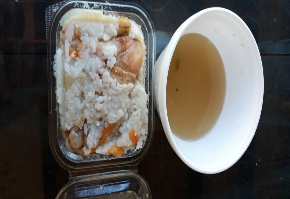 Ceai cald, mâncare și haine pentru oamenii fără adăpost din Pitești