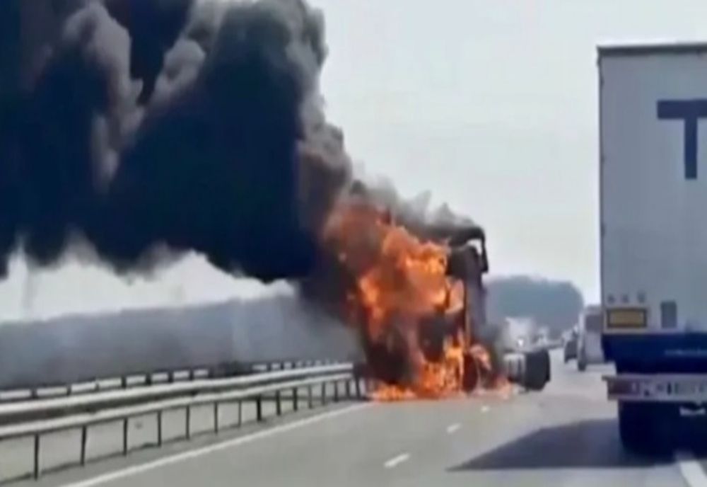 Trafic oprit pe A1 București- Pitești. A ars cabina unui autotren