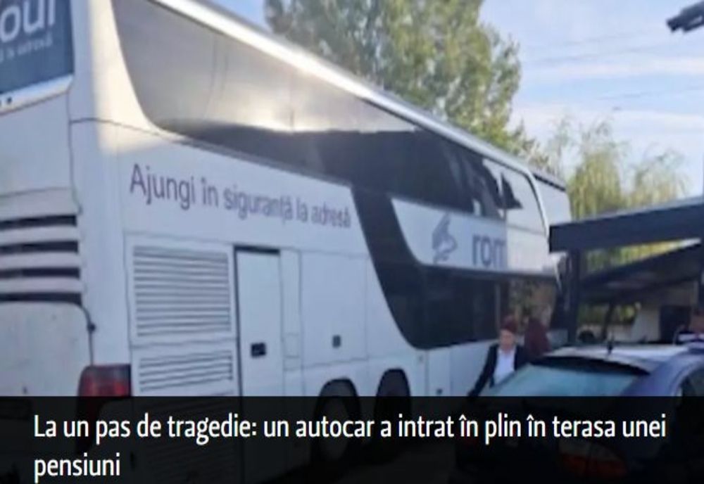 La un pas de tragedie: un autocar a intrat în plin în terasa unei pensiuni - FOTO