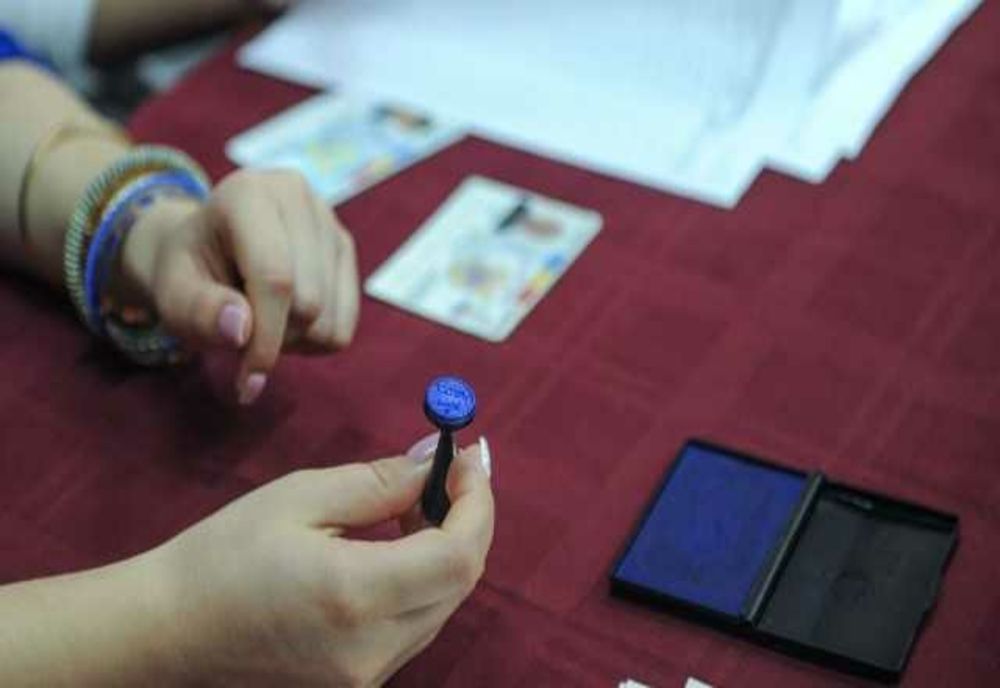 SONDAJ CURS: Ciolacu și Ciucă, Favoriți în Preferințele Românilor