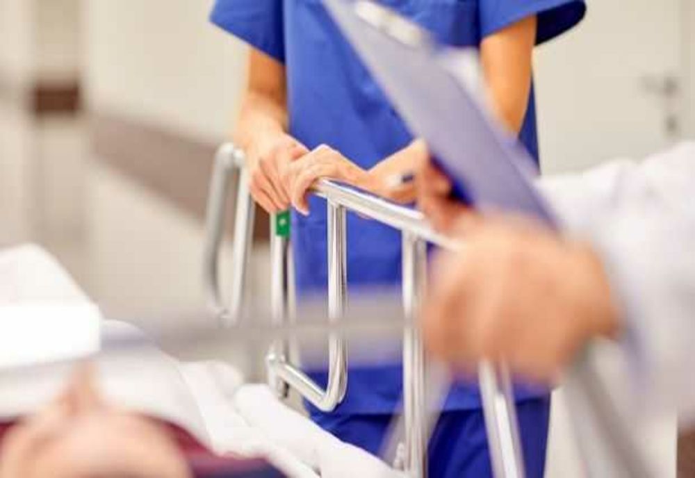 O fetiţă de doi ani a murit la câteva ore de la internare. Medicii au descoperit urme de lovituri pe corpul copilei