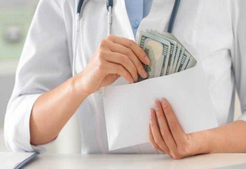 UN MEDIC DE FAMILIE, TRIMIS ÎN JUDECATĂ PENTRU LUARE DE MITĂ
