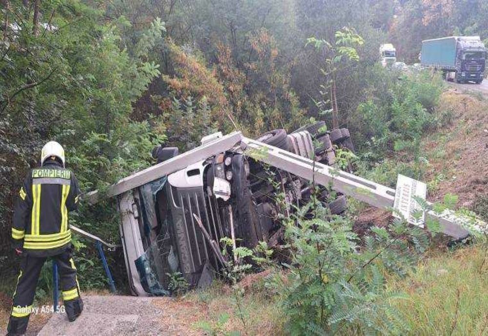 ACCIDENT RUTIER ÎN ARGEȘ: AUTOTREN RĂSTURNAT ȘI STÂLP DE ELECTRICITATE AVARIAT