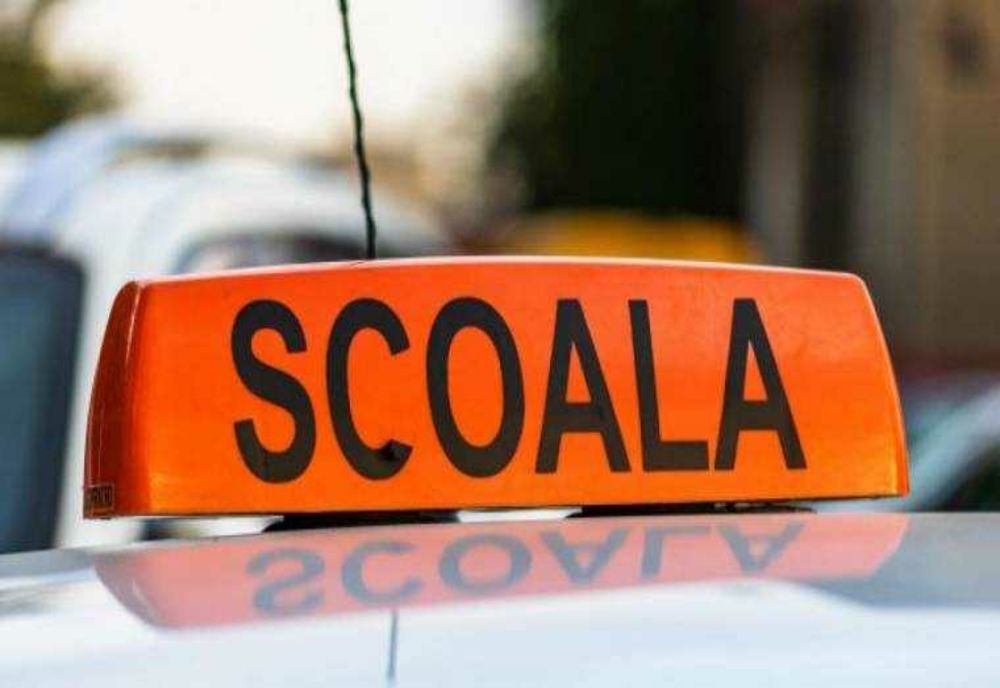 INCIDENT ÎNEDIT ÎN DÂMBOVIȚA: ȘOFAERIȚĂ DE 24 DE ANI IMPLICATĂ ÎN ACCIDENT ÎN TIMP CE ÎNVAȚA SĂ CONDUCĂ