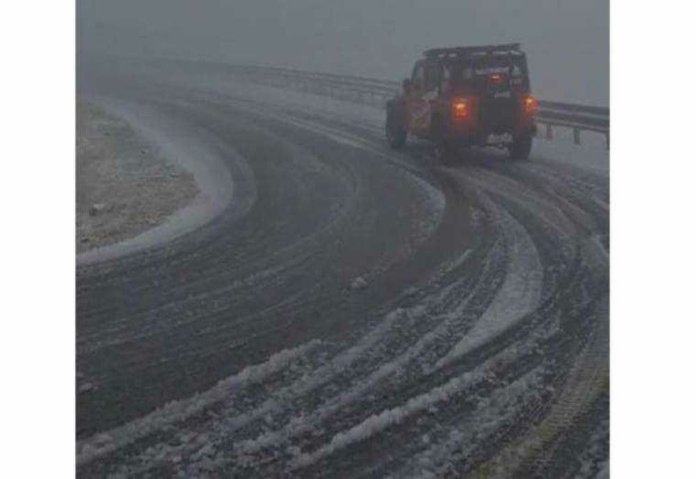 AVERTIZARE DE LA SALVAMONT GORJ: RISCURI PE TRANSALPINA DIN CAUZA ZĂPEZII ȘI POLEIULUI
