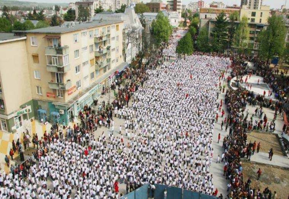 EXPLOZIE DE BUCURIE ȘI TINEREȚE ÎN PITEȘTI: 5.400 DE ELEVI AU DANSAT SINCRON PE STRADA MARE