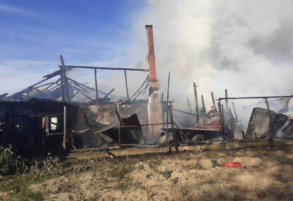 INCENDIU VIOLENT ÎN MIOVENI: Două Locuințe Afectate, Două Persoane Asistate de SMURD