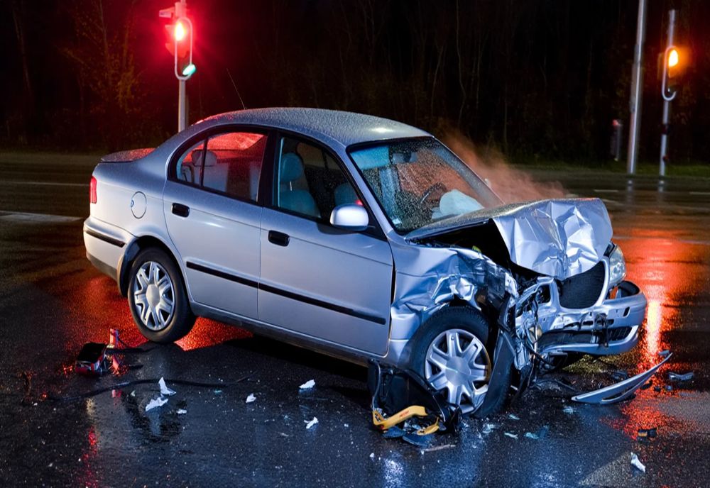 ACCIDENT GRAV ÎN ARGEȘ: TREI PERSOANE RĂNITE DUPĂ CE O MAȘINĂ A ATERIZAT ÎNTR-UN ȘANȚ