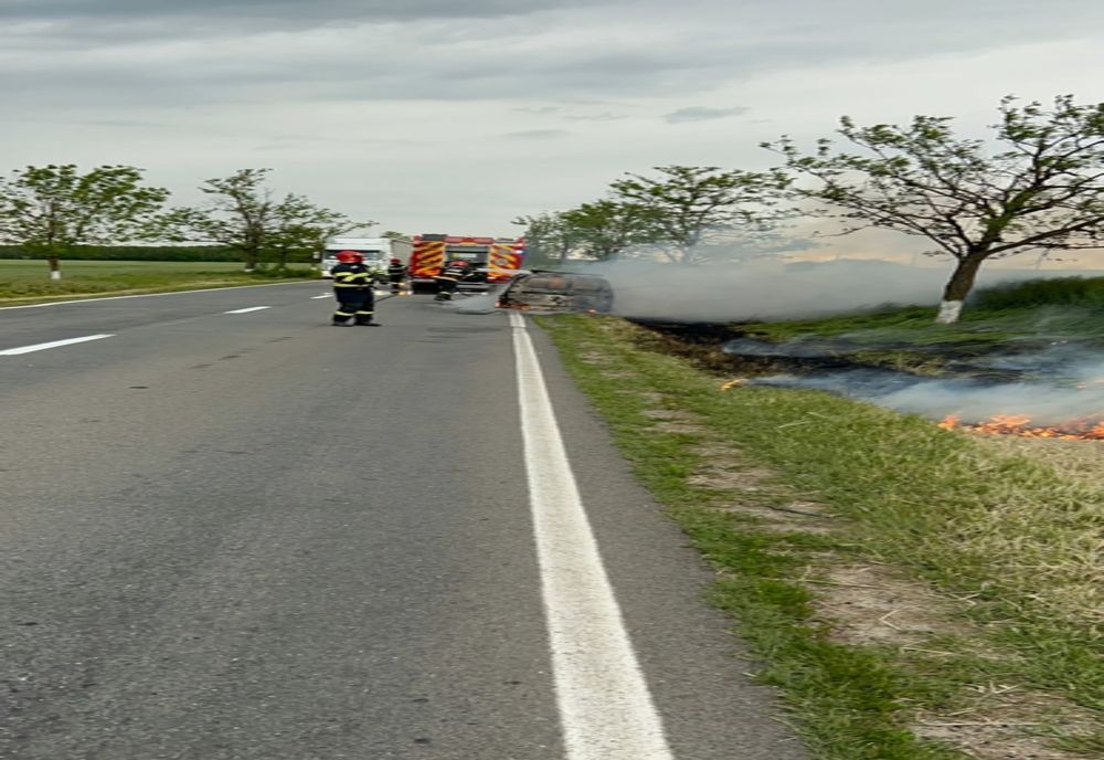 MAȘINĂ CUPRINSĂ DE FLĂCĂRI PE DN5B, ÎNTRE BĂLĂNOAIA ȘI VLAȘIN! ȘOFERUL A FOST ALERTAT DE ALȚI PARTICIPANȚI LA TRAFIC