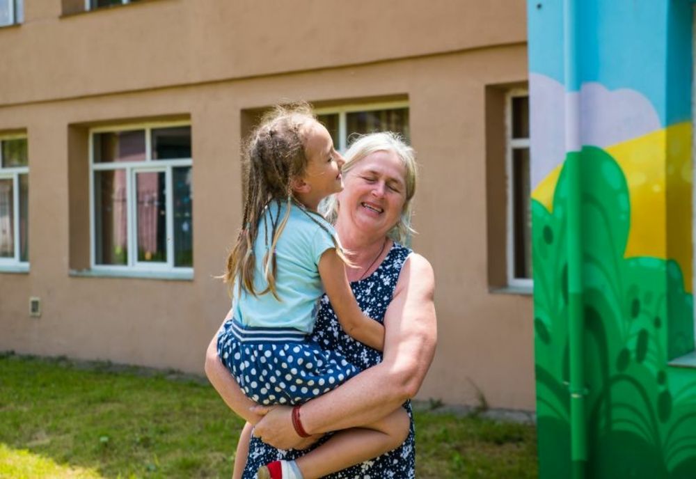 DOAR UNUL DIN TREI COPII CU PĂRINȚI PLECAȚI LA MUNCĂ ÎN STRĂINĂTATE ÎȘI REVEDE FAMILIA ÎN ACEASTĂ VARĂ