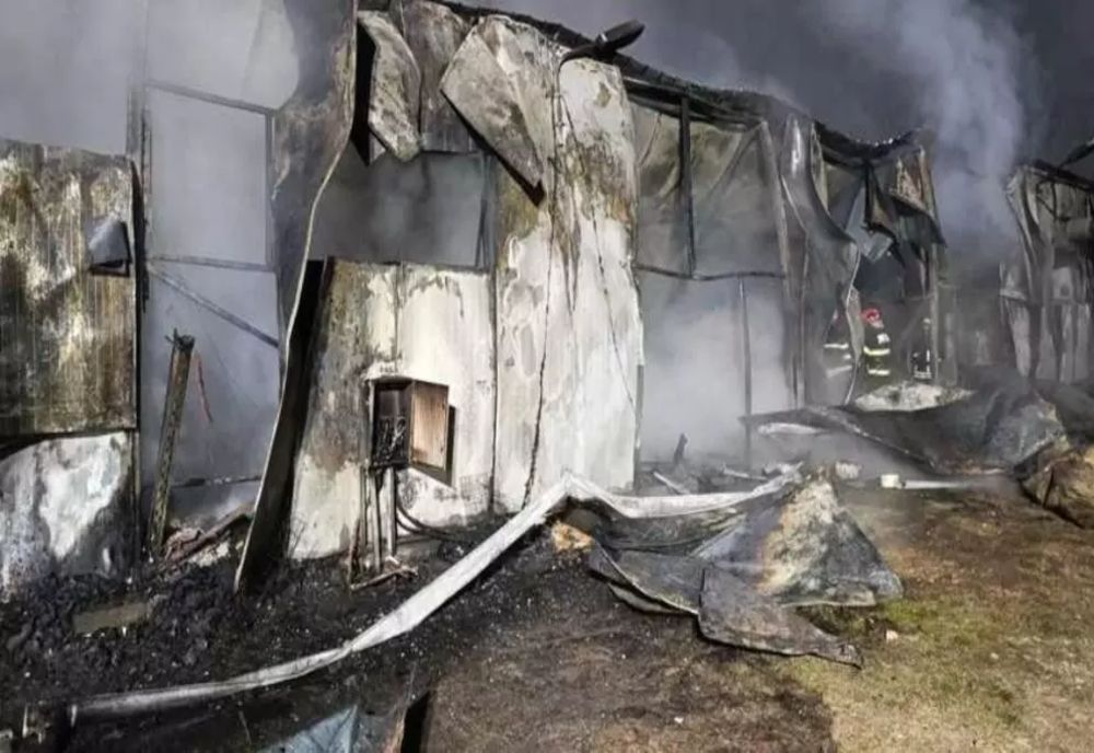 Hala industrială în flăcări la Curteanca, județul Argeș. Intervin pompierii FOTO