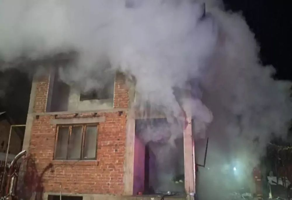 Incendiu violent într-o locuință din județul Argeș: un bărbat de 50 de ani și-a pierdut viața