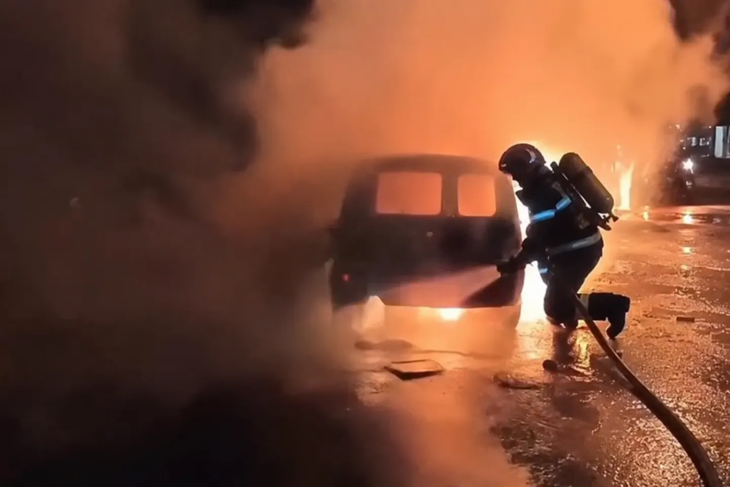 Mașină distrusă de flăcări în județul Argeș. Autoturismul a ars ca o torță: imagini șocante VIDEO 