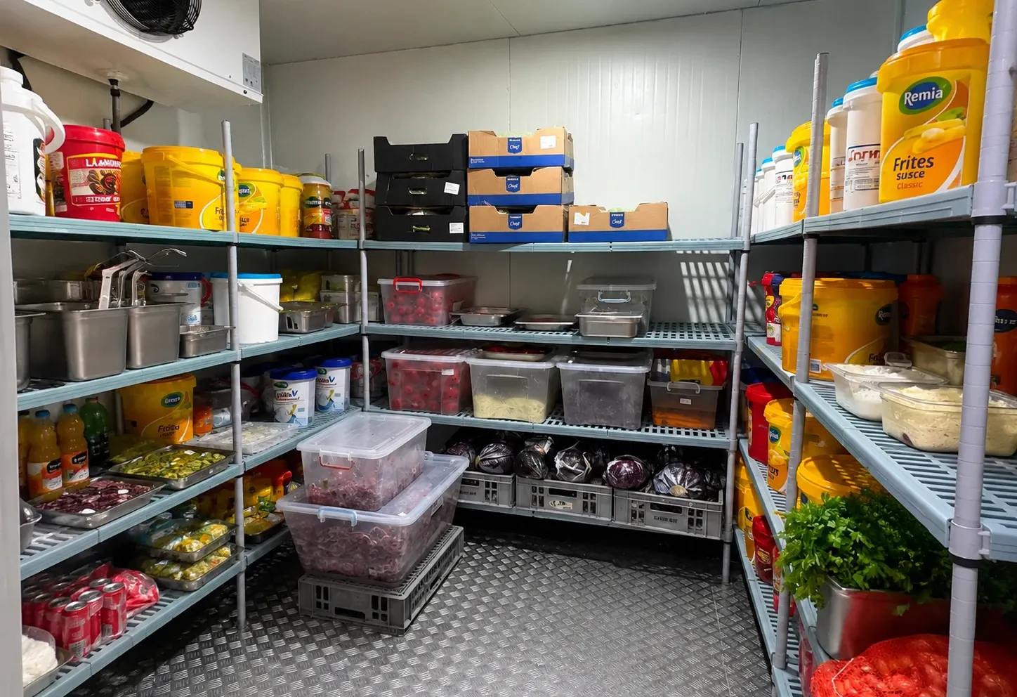 Ce au găsit inspectorii prin localurile de pe litoral. Peste 200 kg de mâncare retrase și amenzi usturătoare