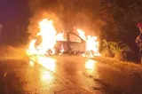 Argeș: Un autoturism a lovit un copac și a luat foc