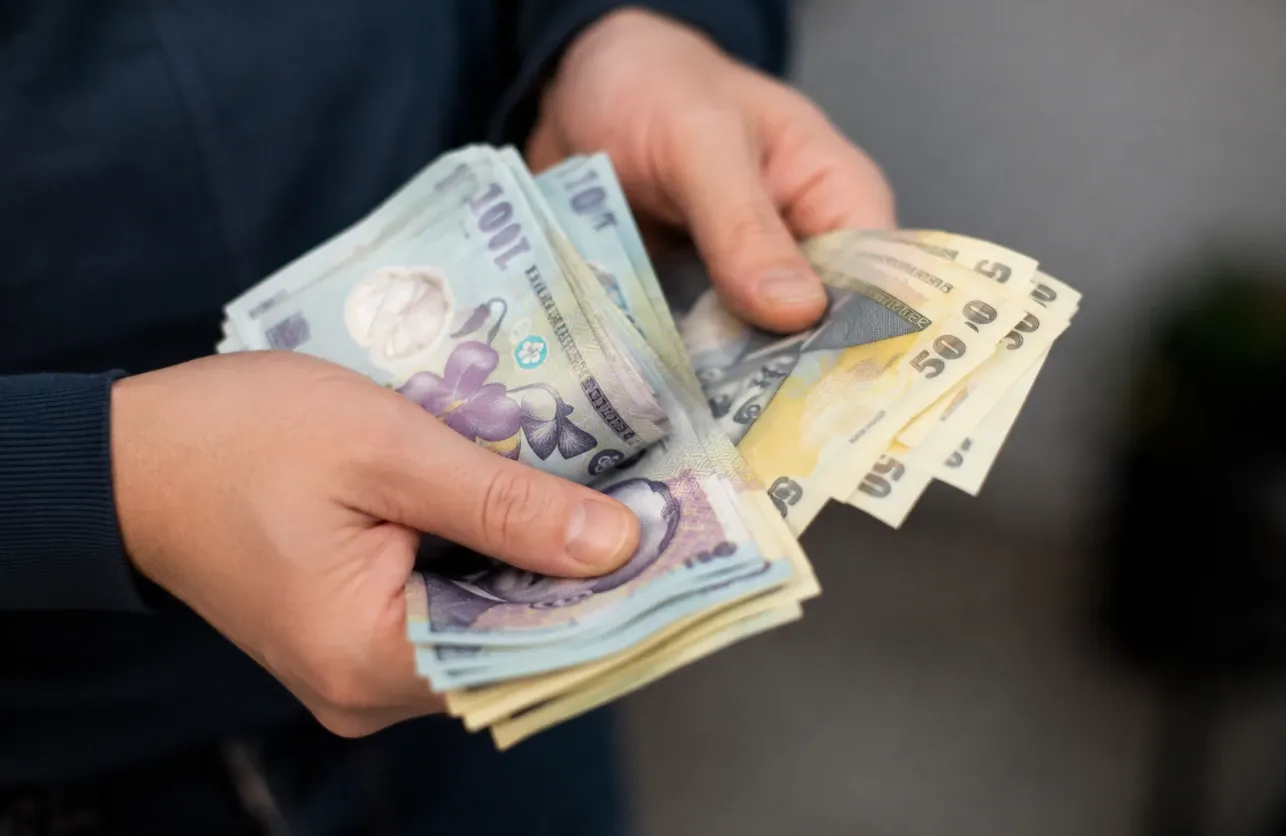 Românii pierd sute de lei în fiecare lună