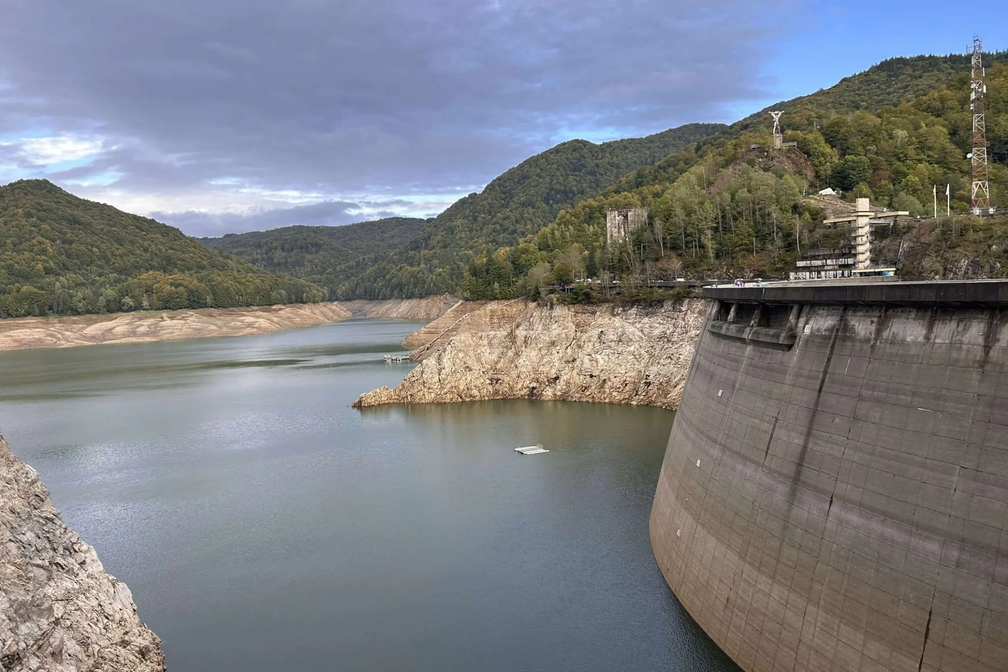 Poluare pe Lacul Vidraru: Pete de ulei și combustibil apărute după topirea gheții. Autoritățile au intervenit de urgență