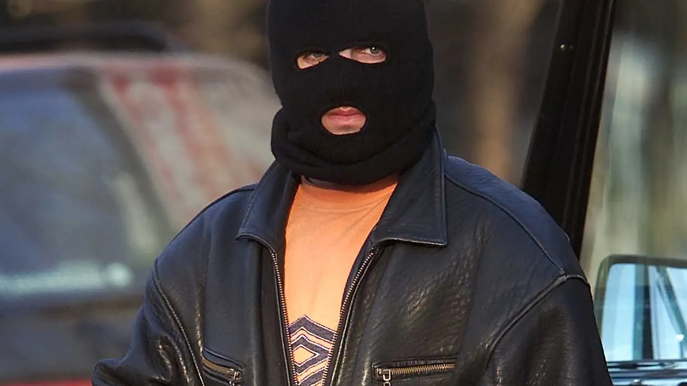 hotul cu cagula