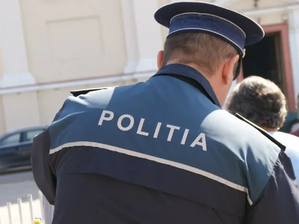 politist lovit in cap cu piatra