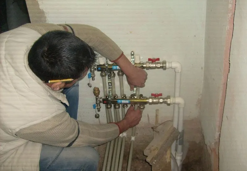 Fals instalator fura din casele pitestenilor
