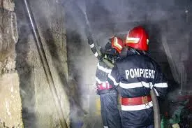 Incendiu la trei imobile in comuna Bogati