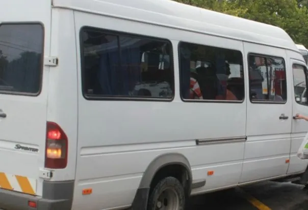 Sofer baut la volanul unui maxi-taxi