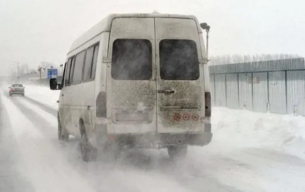 20 de calatori blocati intr-un microbuz inzapezit, în Arges