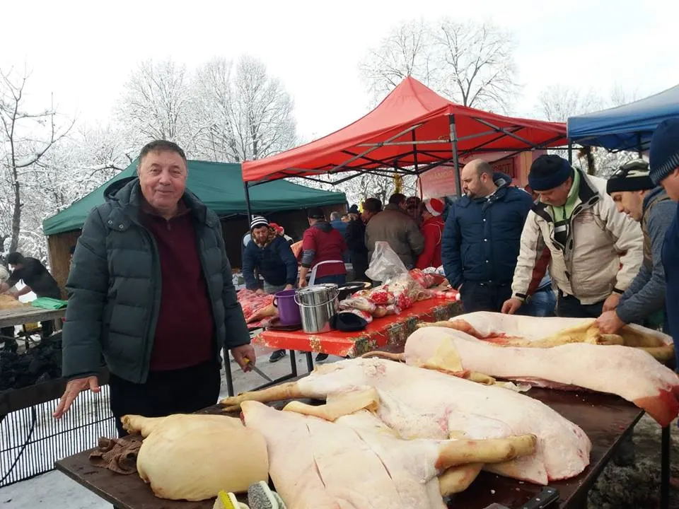 Primarii au taiat porcii la Conacul Golesti 1