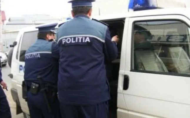 Arestat la domiciliu a batut doi tineri pe strada