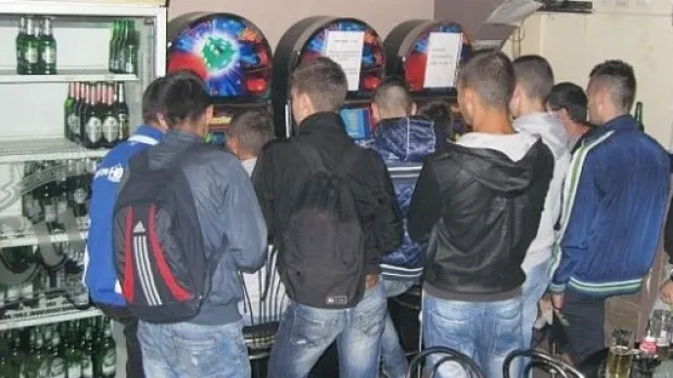 elevi prinsi la pacanele in timpul cursurilor