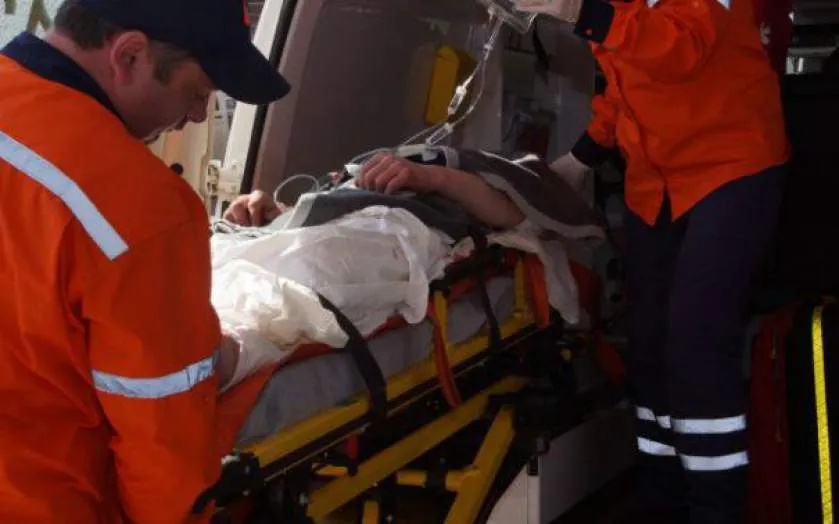 injunghiat de doua ori in abdomen in timp ce se afla la bar