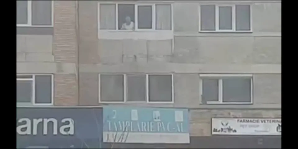 Aruncă sticle de la fereastra in mașinile de pe stradă 1