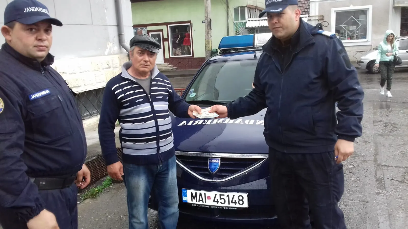 Jandarmii i-au înapoiat banii uitaţi la bancomat 1