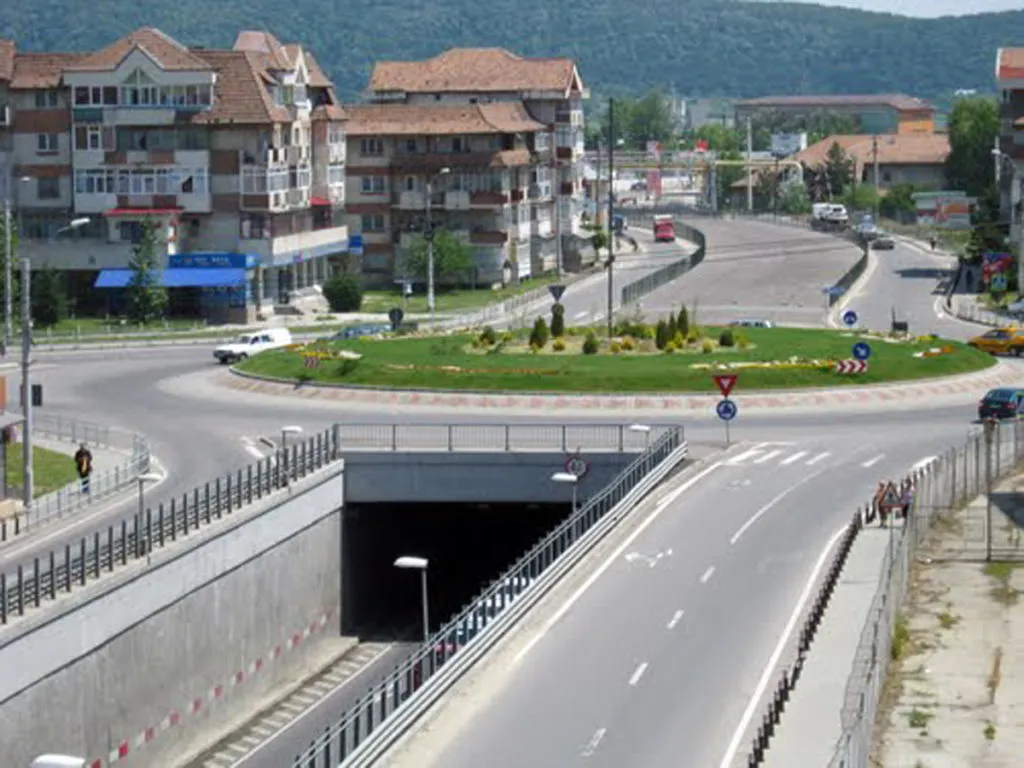 Trei adolescente ranite in accident la pasajaul bascov