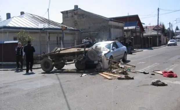 Un BMW a spulberat o caruta