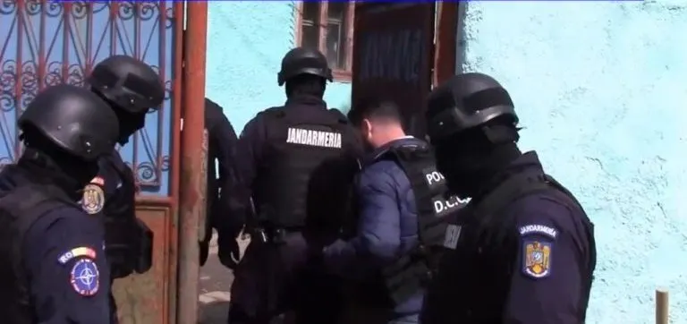 jandarm agresat de suspect la perchezitii, transferat la Bucureşti